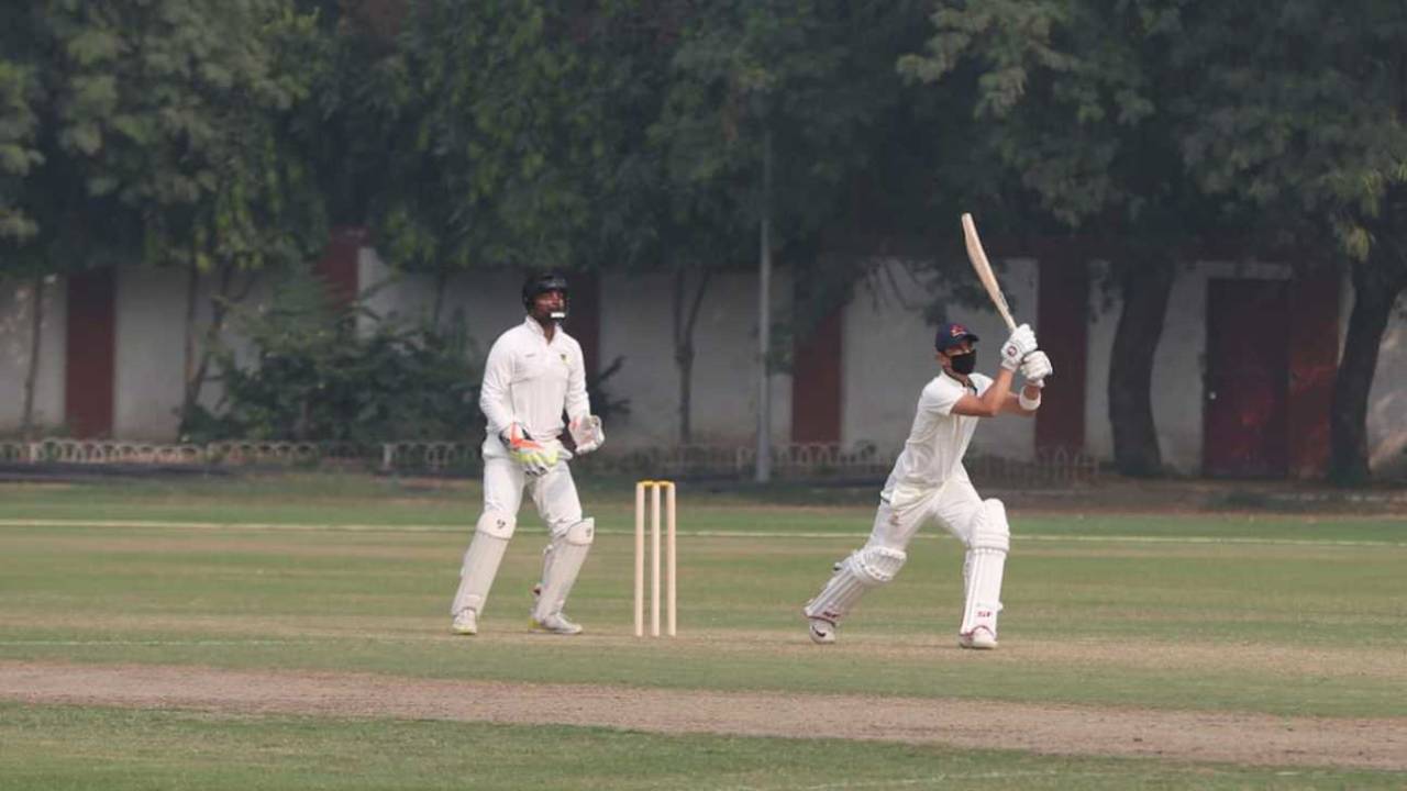 Siddhesh Lad bats with a mask in polluted conditions, Railways v Mumbai, Ranji Trophy 2018-19, Group A, Delhi, 1st day, November 1, 2018