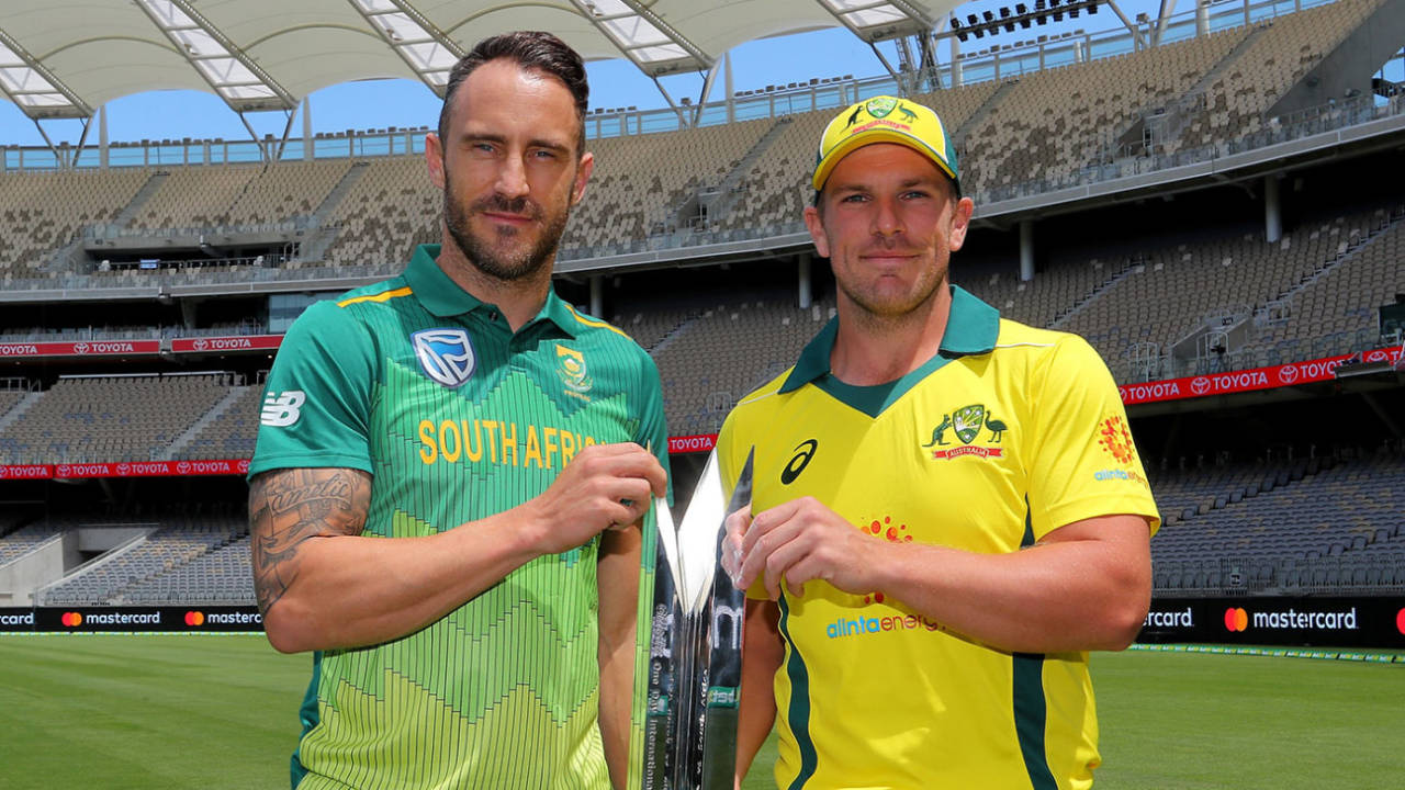 Faf du Plessis and Aaron Finch with the series trophy, Perth, November 3, 2018
