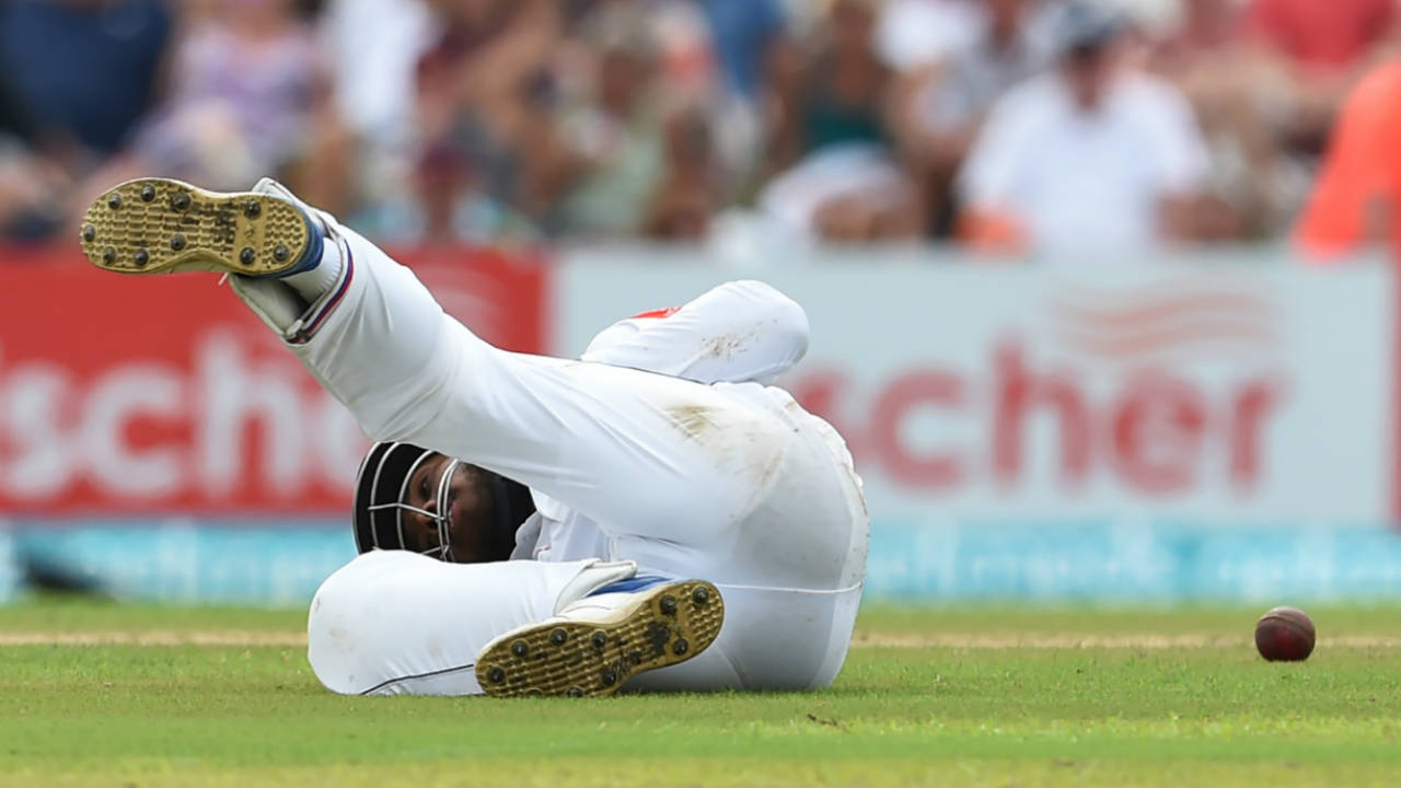 Kusal Mendis fails to hold on to a catch at short leg, Sri Lanka v England, 1st Test, Galle, 1st day, November 6, 2018