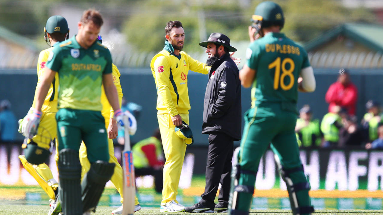 Glenn Maxwell wasn't happy after a review saved David Miller, Australia v South Africa, 3rd ODI, Hobart, November 11, 2018