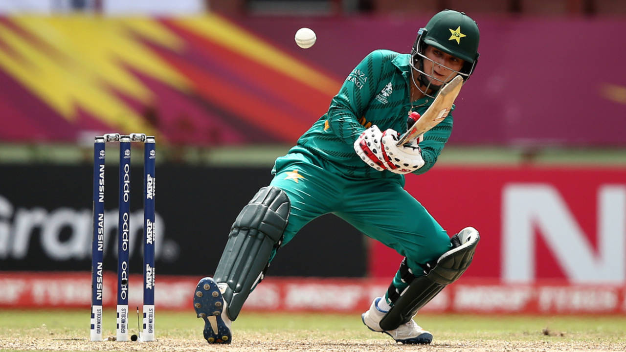 Bismah Maroof scoops the ball, India v Pakistan, Women's World T20, Group B, Guyana, November 11, 2018
