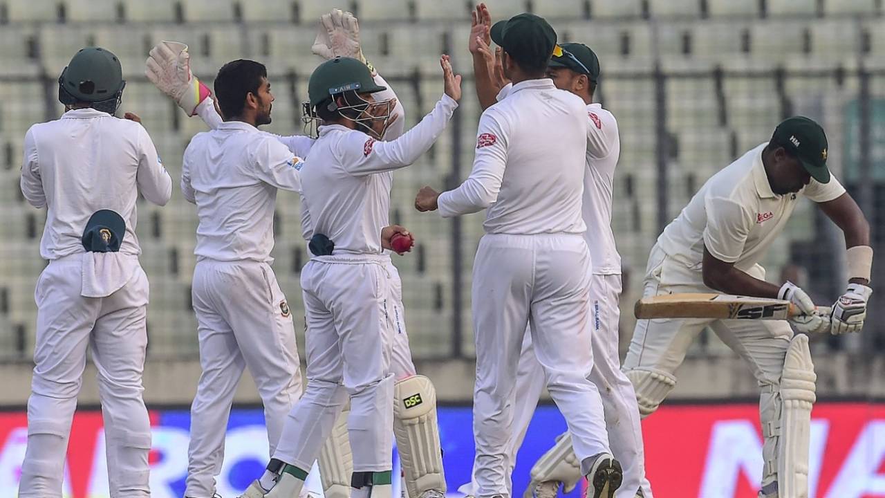 Bangladesh celebrate Hamilton Masakadza's dismissal, Bangladesh v Zimbabwe, 2nd Test, Dhaka, 4th day, November 14, 2018