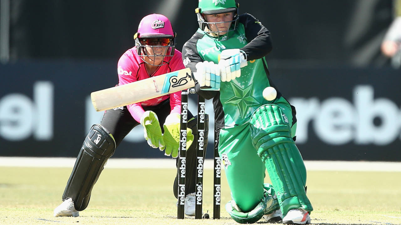 Lizelle Lee waits to swat one away on a way to a hundred, Melbourne Stars v Sydney Sixers, WBBL 2019-19, Melbourne, December 1, 2018