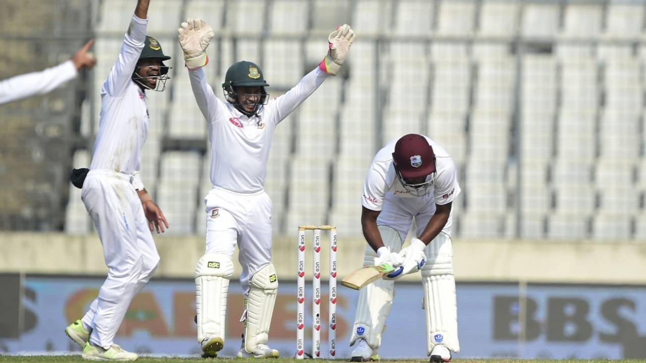 Bangladesh's players successfully appeal for an lbw against Sunil Ambris&nbsp;&nbsp;&bull;&nbsp;&nbsp;AFP