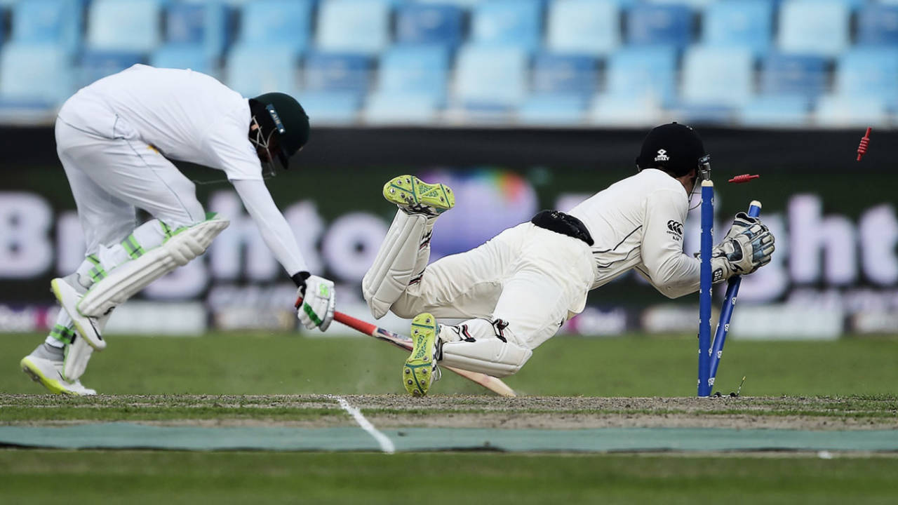 Azhar Ali scampers to make his ground but falls short, Pakistan v New Zealand, 2nd Test, 1st day, November 24, 2018