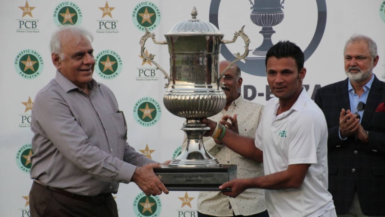 Imran Farhat receives the Quaid-e-Azam Trophy&nbsp;&nbsp;&bull;&nbsp;&nbsp;PCB