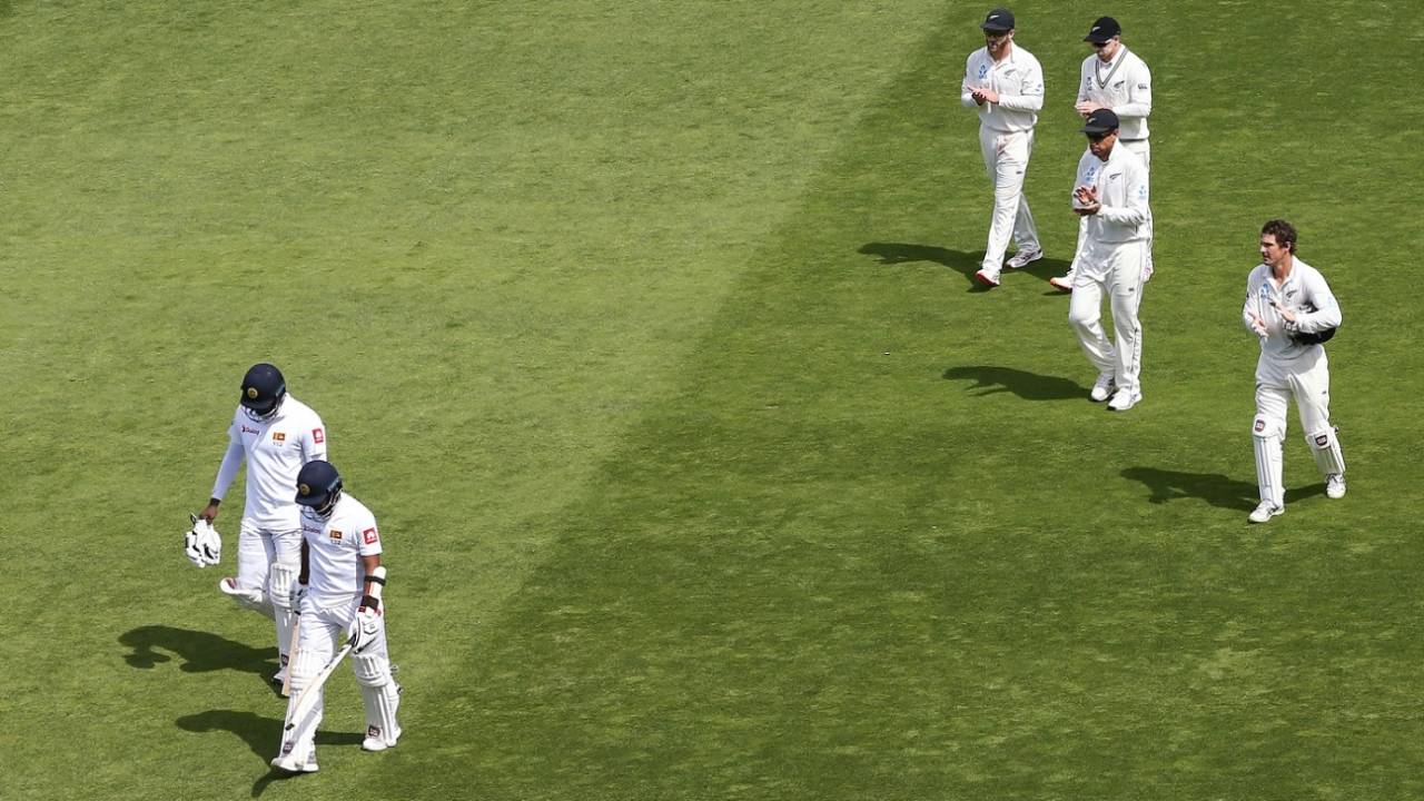 The New Zealanders applaud Angelo Mathews and Kusal Mendis as they walk off after batting an entire day, New Zealand v Sri Lanka, 1st Test, Wellington, 4th day