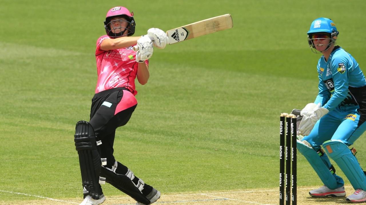 Ellyse Perry pulls with all her might, Sydney Sixers v Brisbane Heat, Women's Big Bash League, Sydney, December 22, 2018