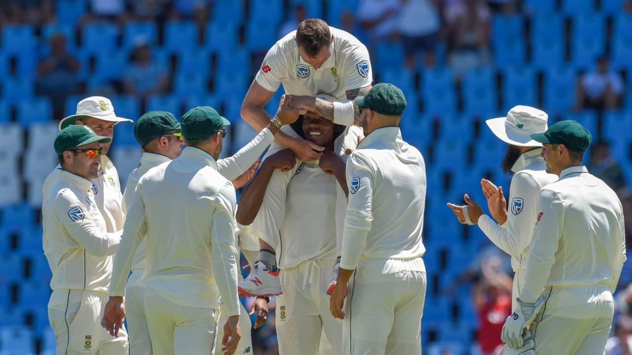 Dale Steyn is carried on Kagiso Rabada's shoulders after his South Africa record of 422nd Test wicket&nbsp;&nbsp;&bull;&nbsp;&nbsp;Getty Images