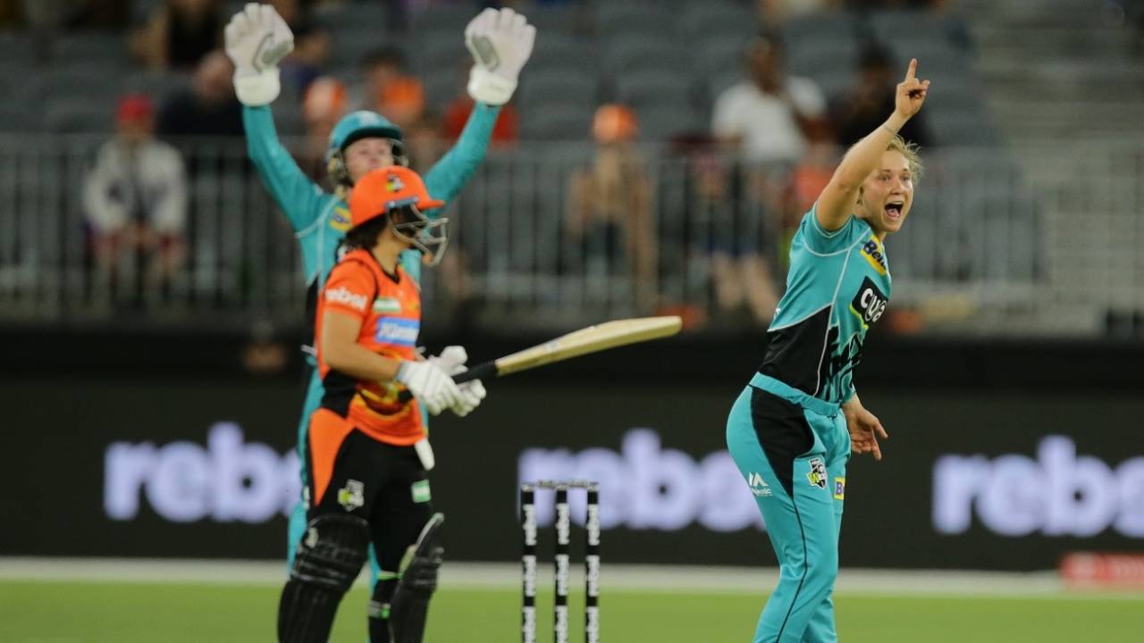 Haidee Birkett goes up in appeal, Perth Scorchers women v Brisbane Heat women, WBBL, Perth, December 26, 2018
