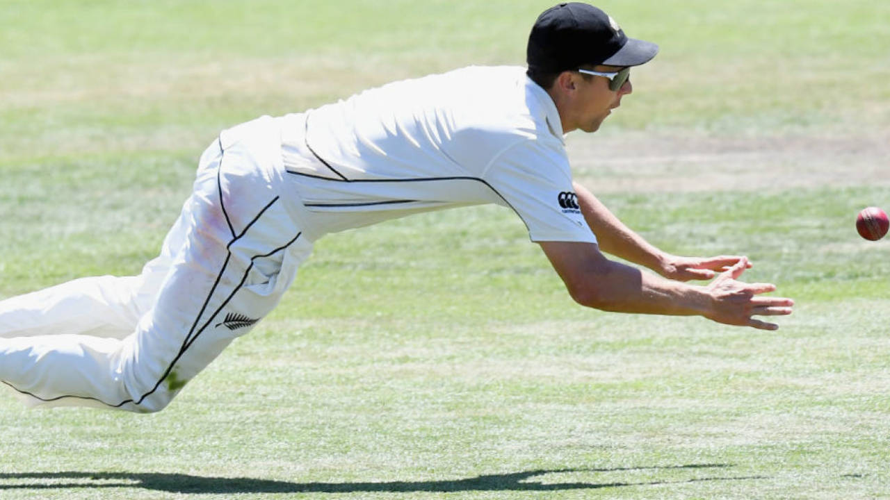 Matt Henry, substituting for Tim Southee, pulled off a superb catch at cover&nbsp;&nbsp;&bull;&nbsp;&nbsp;Getty Images