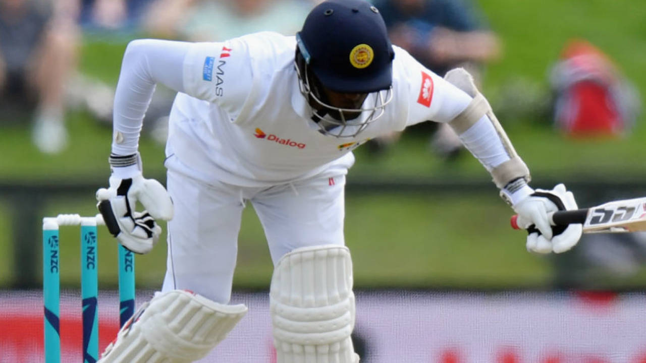 Angelo Mathews hobbles after being awkwardly hit on the body&nbsp;&nbsp;&bull;&nbsp;&nbsp;Getty Images