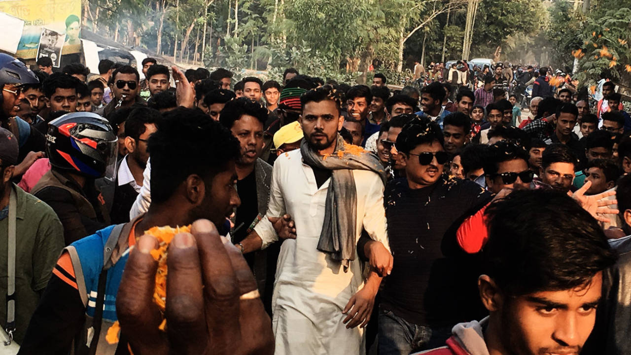 Mashrafe Mortaza walks with supporters during his election campaign&nbsp;&nbsp;&bull;&nbsp;&nbsp;Ariful Islam Roney