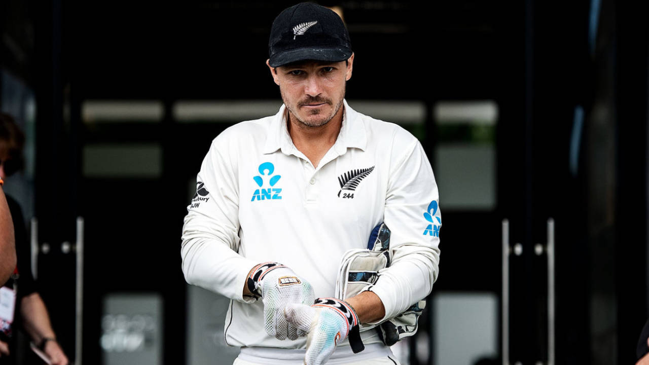 BJ Watling puts his gloves on, New Zealand v Sri Lanka, 2nd Test, Christchurch, 4th day, December 29, 2018