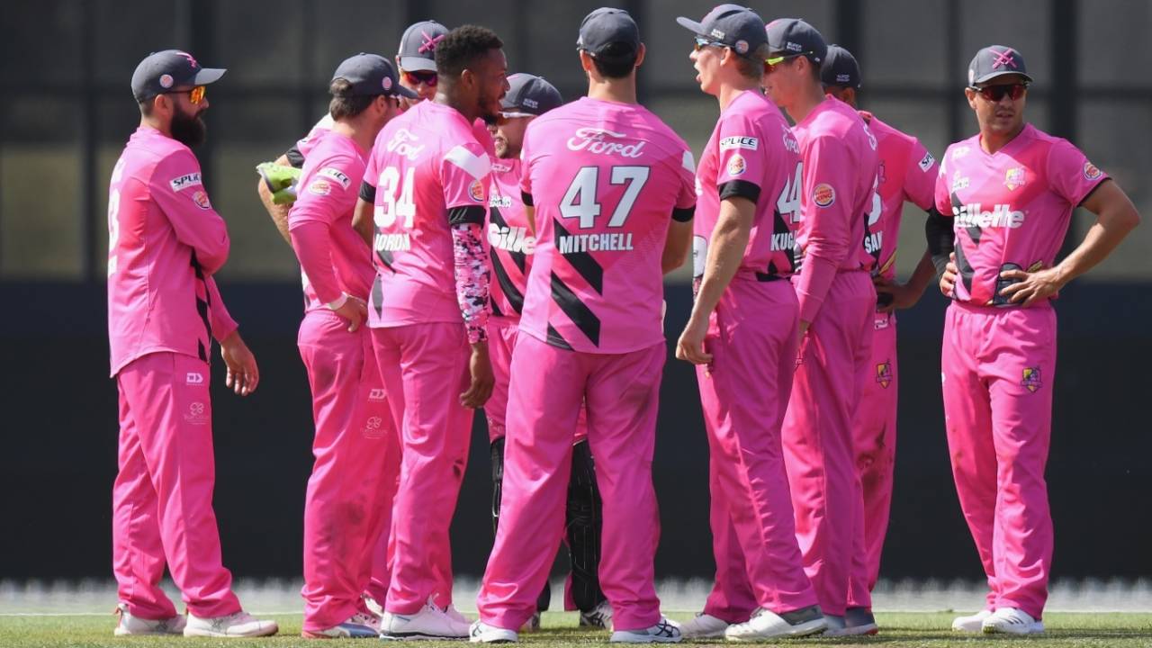 The Northern Knights get together after a wicket, Super Smash 2018-19