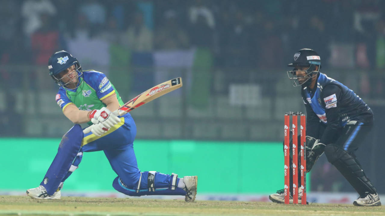 David Warner sweeps the ball while batting right-handed, Sylhet Sixers v Rangpur Riders, BPL 2019, January 16, 2019