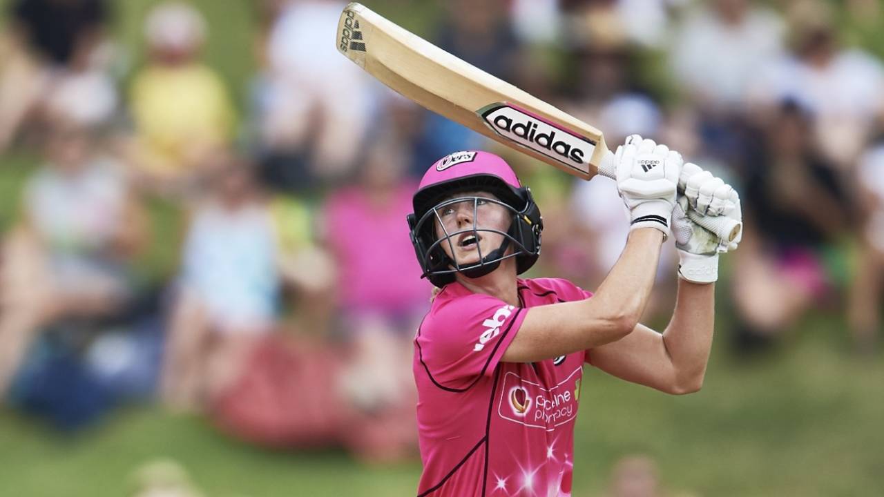 Ellyse Perry goes up and over the off side, Sydney Sixers women v Melbourne Renegades women, WBBL semi-final, Sydney, January 19, 2019
