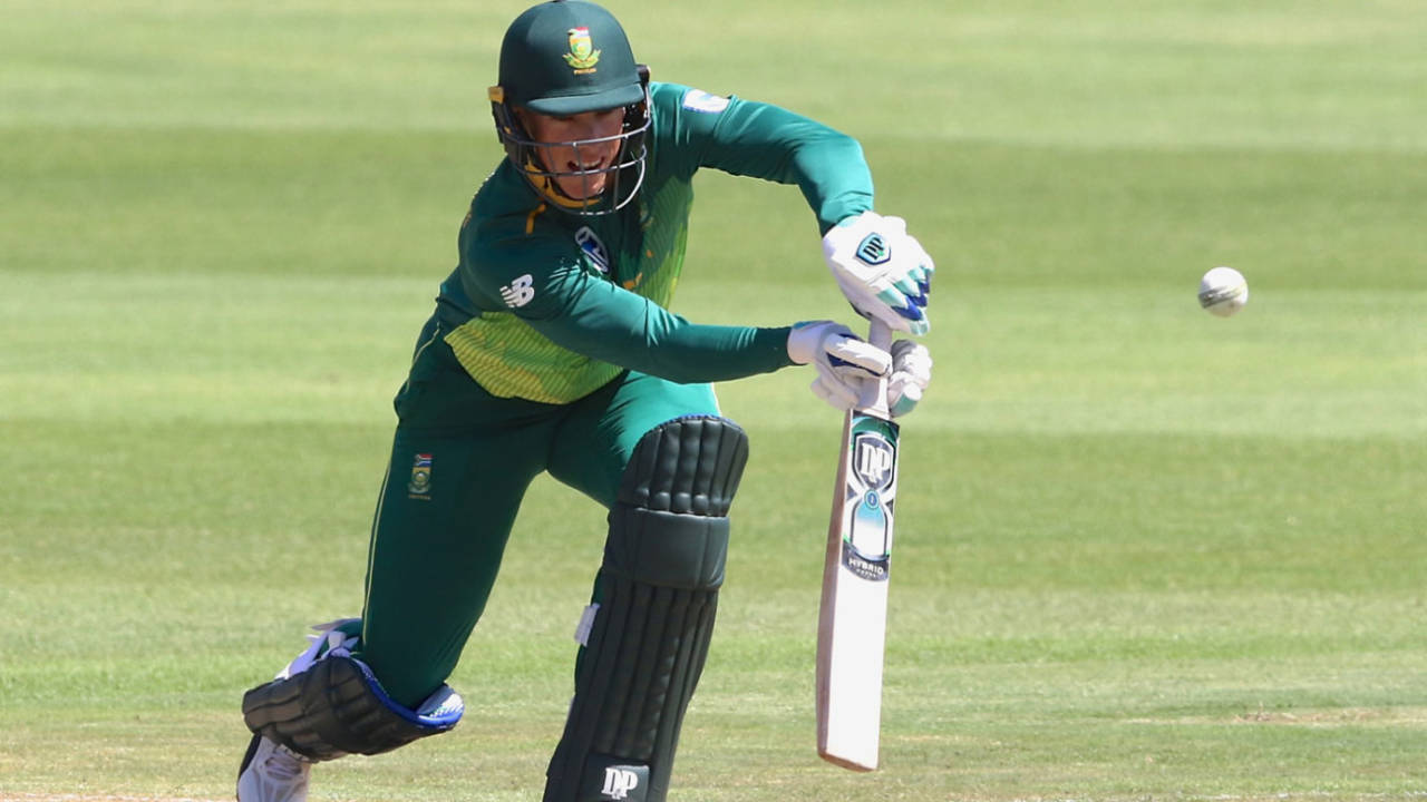 Rassie van der Dussen gets forward to punch, South Africa v Pakistan, 1st ODI, Port Elizabeth