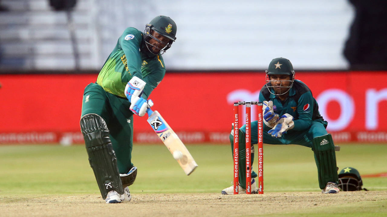 Andile Phehlukwayo hits out as Sarfraz Ahmed looks on&nbsp;&nbsp;&bull;&nbsp;&nbsp;Getty Images