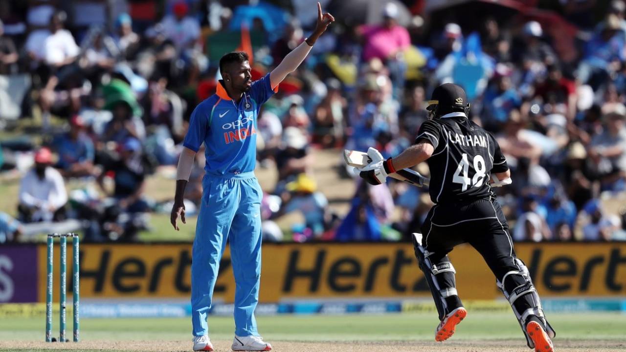 Hardik Pandya urges the captain to review a decision, New Zealand v India, 3rd ODI, Mount Maunganui, January 28, 2019