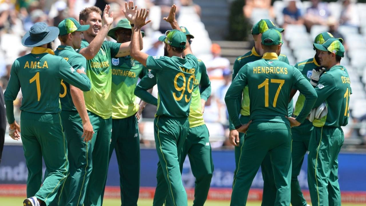 Dwaine Pretorius is mobbed by his team-mates, South Africa v Pakistan, 5th ODI, Cape Town, January 30, 2019