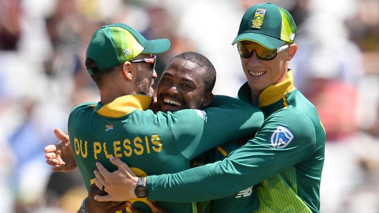Andile Phehlukwayo is embraced by Faf du Plessis and Rassie van der Dussen, South Africa v Pakistan, 5th ODI, Cape Town, January 30, 2019