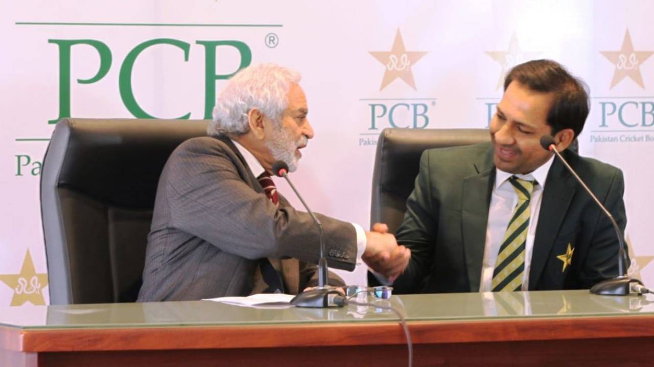Ehsan Mani, chairman of the PCB, and Sarfraz Ahmed at a press conference, Lahore, February 5, 2019