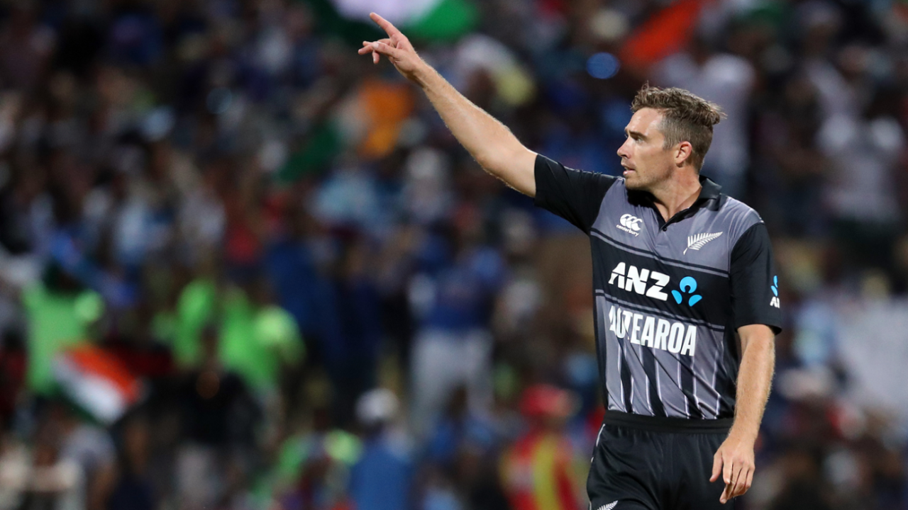 Tim Southee gestures at a fielder, New Zealand v India, 3rd T20I, Hamilton, February 10, 2019