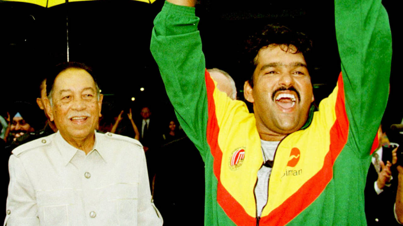 Akram Khan lifts the ICC trophy in 1997 after two heartbreaks&nbsp;&nbsp;&bull;&nbsp;&nbsp;Associated Press