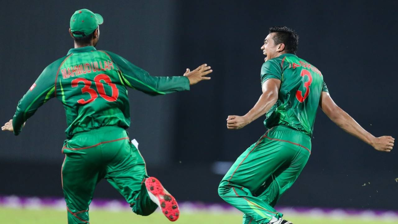 Taskin Ahmed and Mahmudullah celebrate a wicket&nbsp;&nbsp;&bull;&nbsp;&nbsp;Getty Images