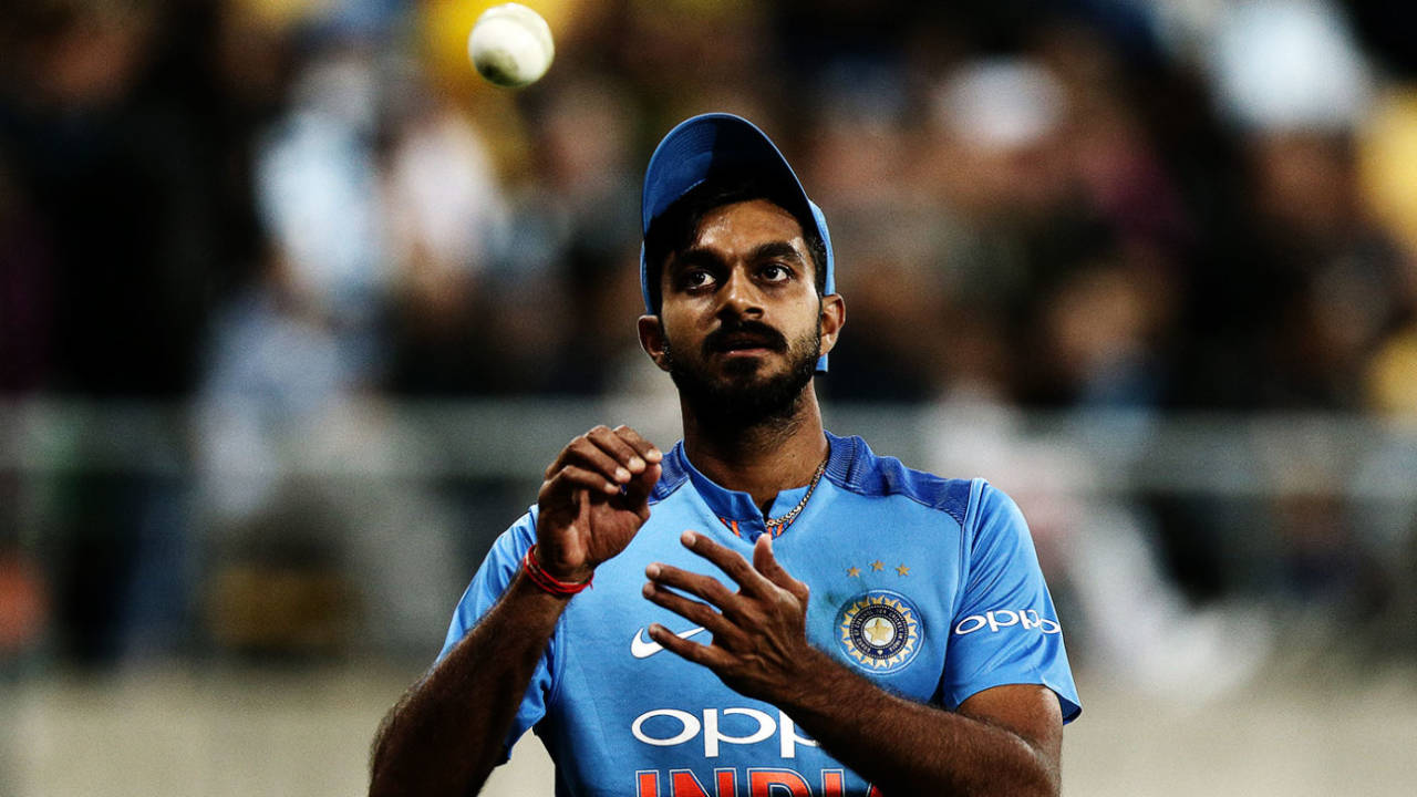 Vijay Shankar tosses the ball up, New Zealand v India, 3rd T20I, Hamilton, February 10, 2019