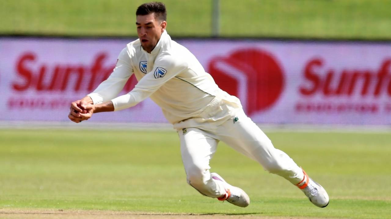 Duanne Olivier takes a return catch to dismiss Lahiru Thirimanne, South Africa v Sri Lanka, 2nd Test, Port Elizabeth, 2nd day, February 22, 2019