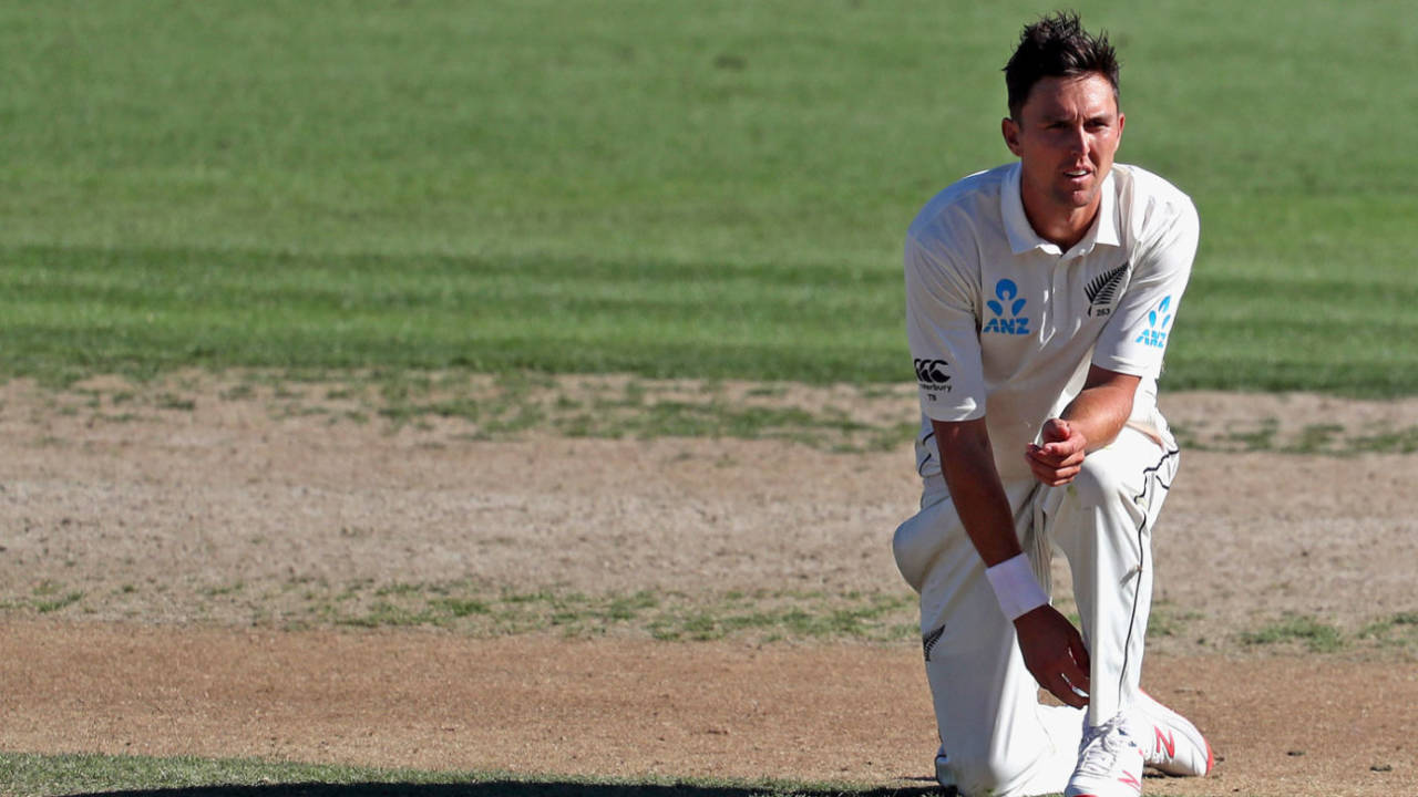 Trent Boult spents some time by himself in the middle of the pitch, New Zealand v Bangladesh, 1st Test, Hamilton, 3rd day, March 2, 2019