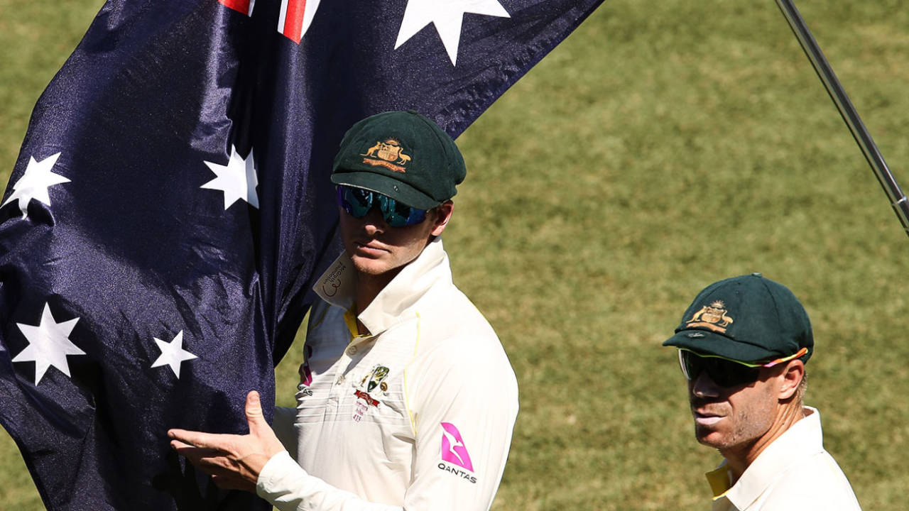 Steven Smith and David Warner look on, Australia v England, 5th Test, Sydney, 4th day, January 7, 2018