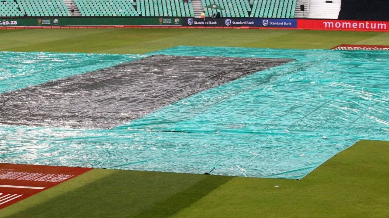 The covers come on at Kingsmead&nbsp;&nbsp;&bull;&nbsp;&nbsp;Getty Images