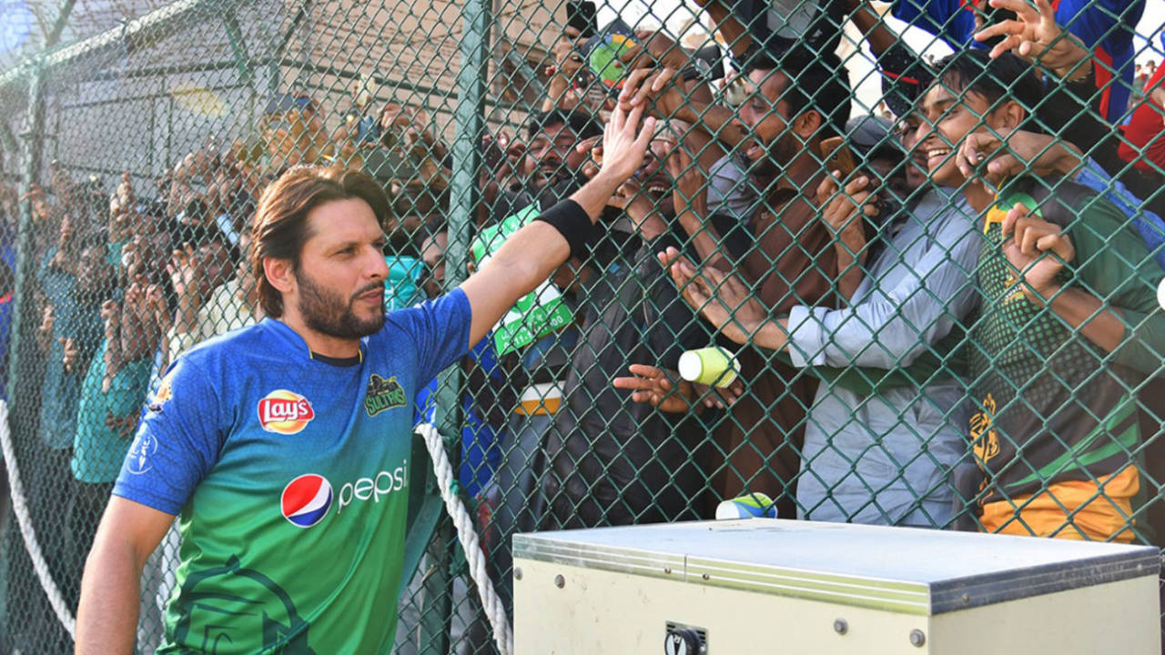 Shahid Afridi walks up close to the spectators&nbsp;&nbsp;&bull;&nbsp;&nbsp;Pakistan Super League