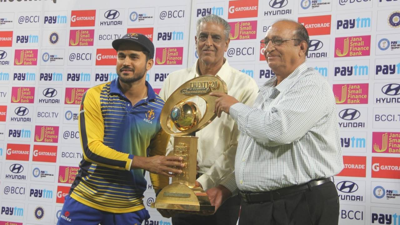 Karnataka captain Manish Pandey receives the Syed Mushtaq Ali Trophy&nbsp;&nbsp;&bull;&nbsp;&nbsp;MPCA
