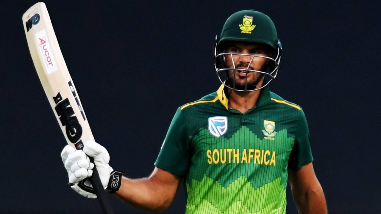 Aiden Markram raises his bat to acknowledge the applause, South Africa v Sri Lanka, 5th ODI, Cape Town, March 16, 2019