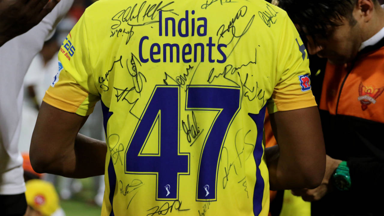 Can you identify the signatures on Dwayne Bravo's jersey?, Chennai Super Kings v Sunrisers Hyderabad, IPL 2018, final, Mumbai, May 27, 2018
