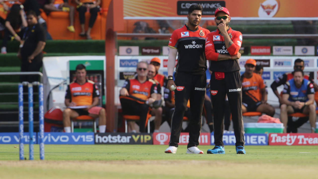 Umesh Yadav and Virat Kohli try to come up with a plan, Sunrisers Hyderabad v Royal Challengers Bangalore, IPL 2019, Hyderabad, March 31, 2019