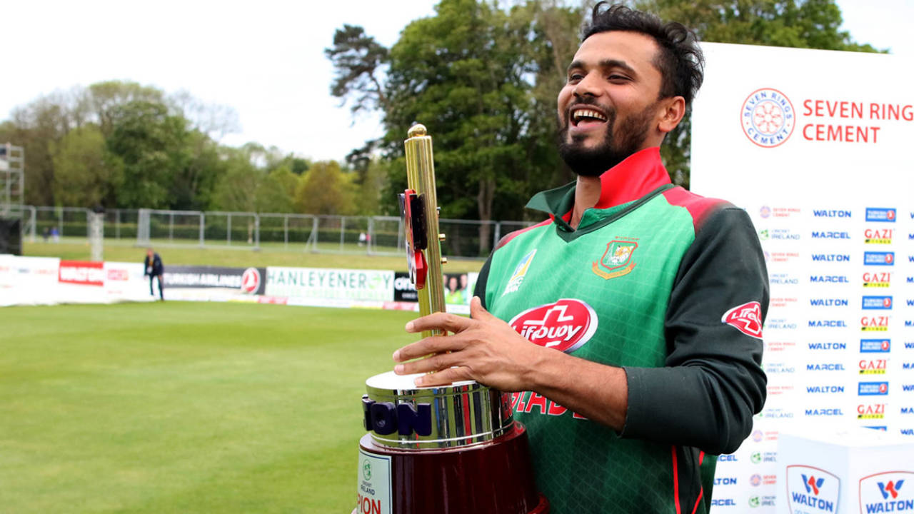 An elated Mashrafe Mortaza sports a grin with the tri-nation series trophy in hand&nbsp;&nbsp;&bull;&nbsp;&nbsp;AFP / Getty Images