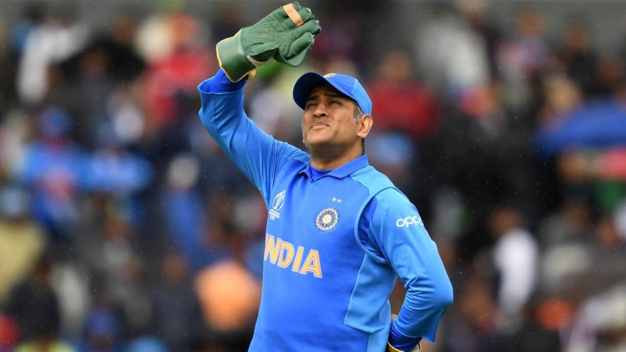 MS Dhoni looks up as light drizzle continues, India v Pakistan, World Cup 2019, Manchester, June 16, 2019