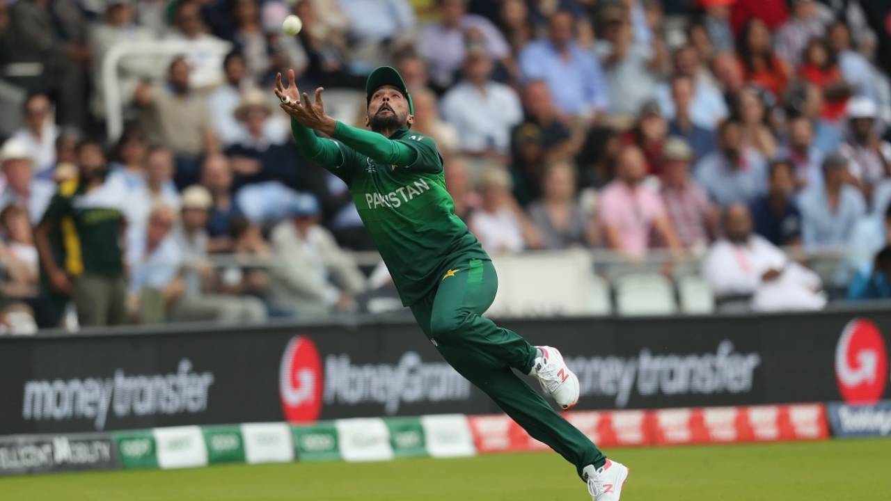 Mohammad Amir makes a valiant attempt to leap for a catch, Pakistan v South Africa, World Cup 2019, Lords, June 7, 2019