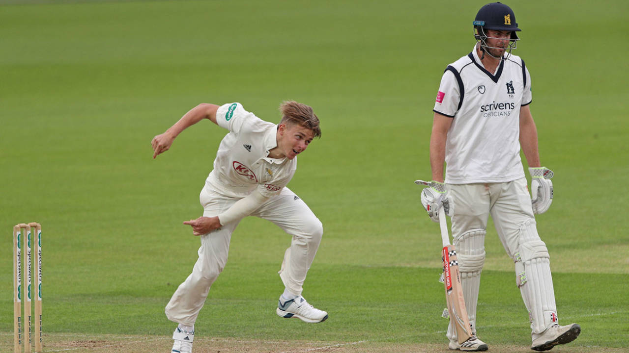 Sam Curran of Surrey bowls as Warwickshire's Dominic Sibley looks on&nbsp;&nbsp;&bull;&nbsp;&nbsp;Getty Images