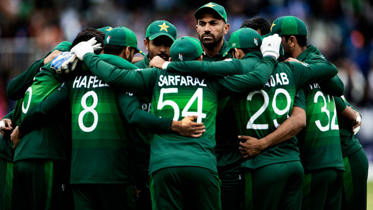 Pakistan players get into a huddle, Pakistan v India, World Cup, Old Trafford, June 16, 2019