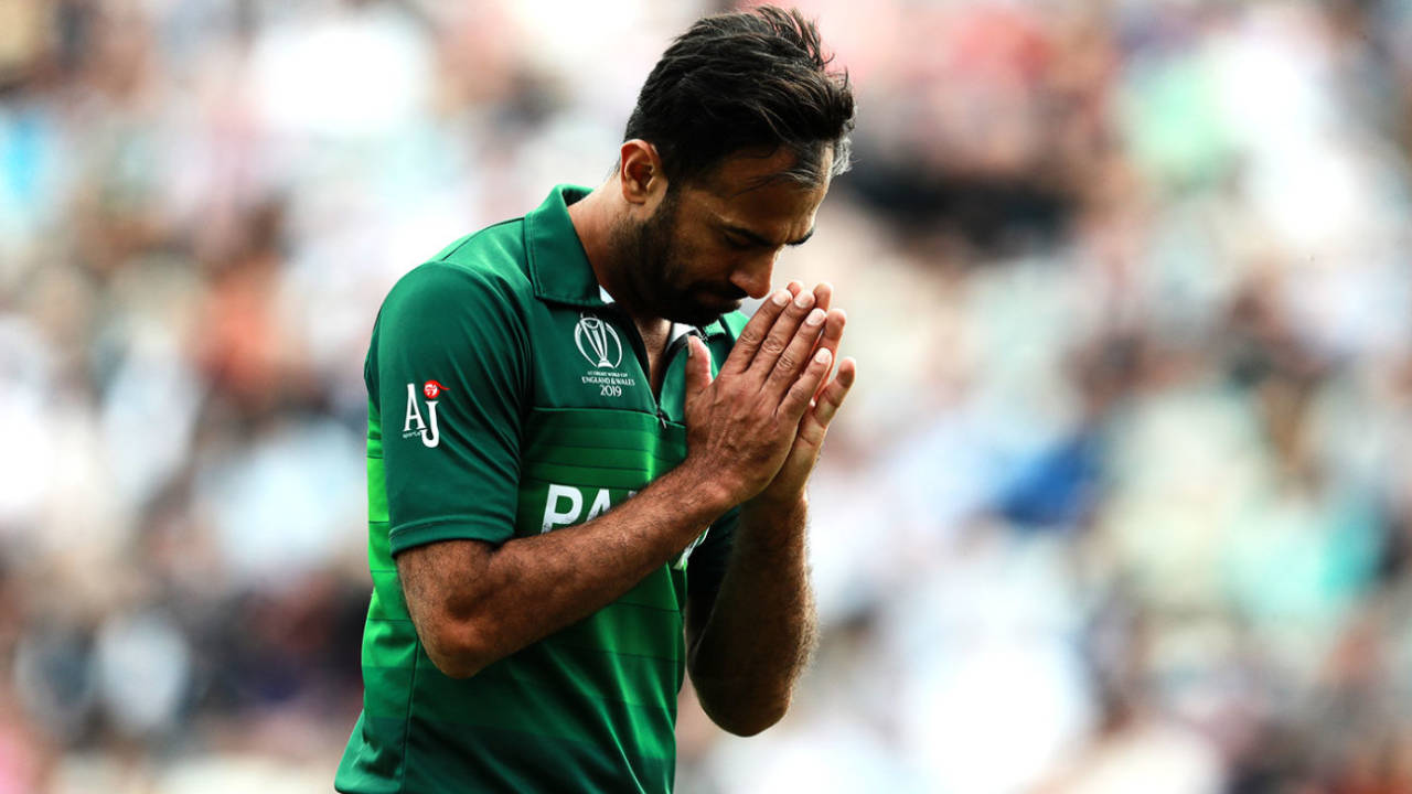 Wahab Riaz acknowledges the applause by fans, England v Pakistan, World Cup, Trent Bridge, June 3, 2019