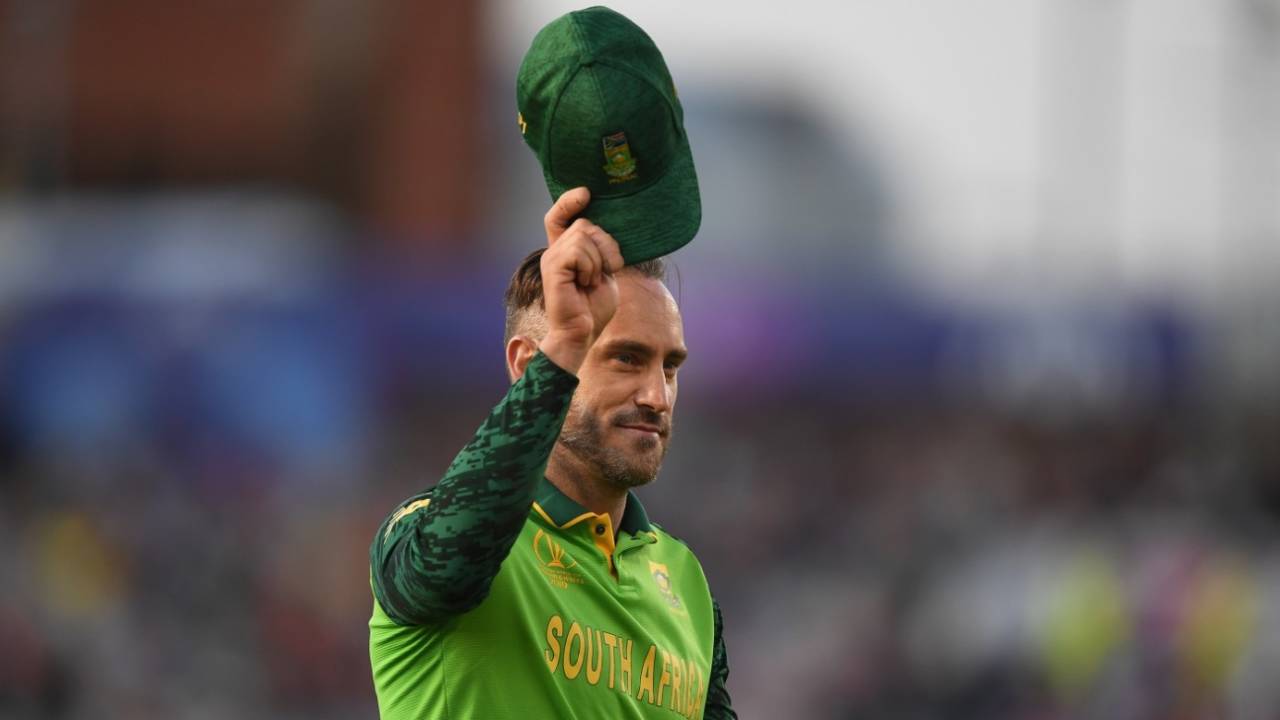Faf du Plessis doffs his hat to the crowd, Australia v South Africa, World Cup 2019, Old Trafford, July 6, 2019