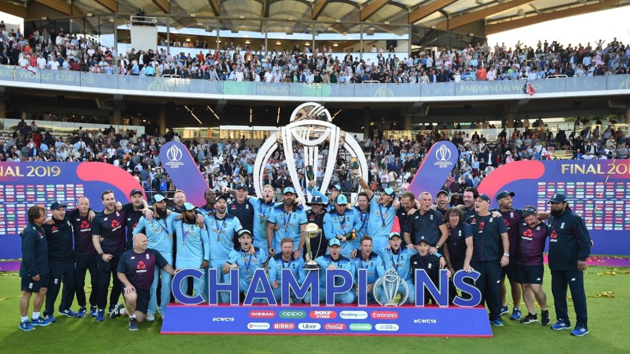 The entire England team pose with the 2019 World Cup trophy&nbsp;&nbsp;&bull;&nbsp;&nbsp;Getty Images