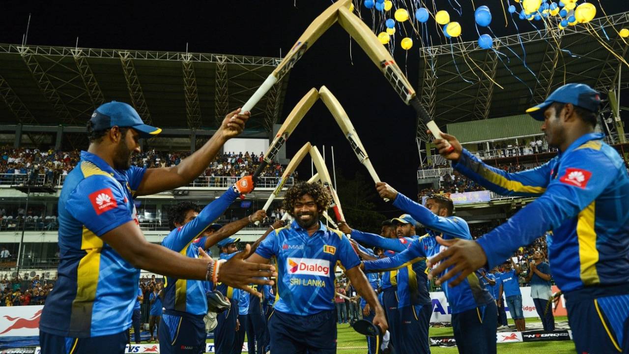 Lasith Malinga receives a guard of honour as he walks out for the last time in ODI cricket&nbsp;&nbsp;&bull;&nbsp;&nbsp;AFP