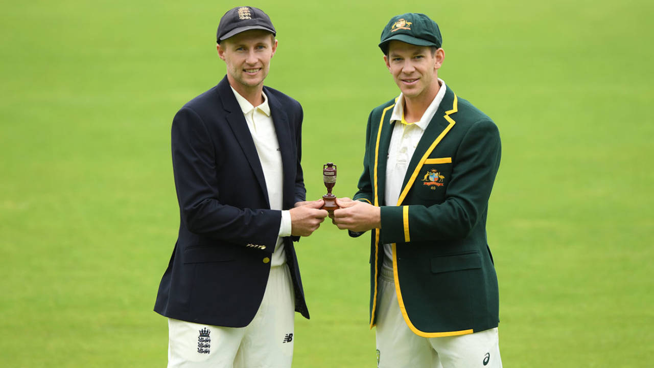 Joe Root and Tim Paine pose with the Ashes urn&nbsp;&nbsp;&bull;&nbsp;&nbsp;Getty Images